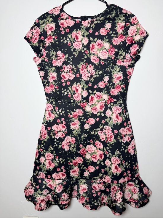 Rosie Harlow Dresses & Skirts - Rosie Harlow Black Floral Dress
M Cottage Pink & Red Flowers
Fit & Flare NWOT